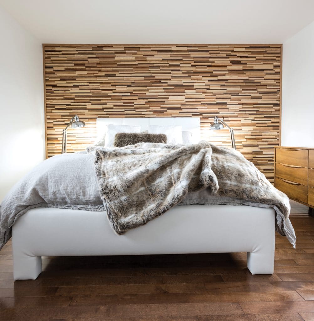 mur en bois clair pour une chambre d'adulte