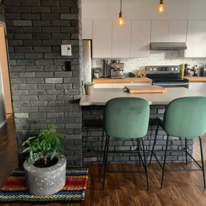 Représentation d'une cuisine avec un mur en brique gris foncé créé par Vertika Design
